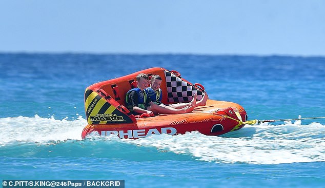 بدا الأخوان وكأنهما كانا يتعرضان للانفجار أثناء الرحلة المليئة بالأدرينالين