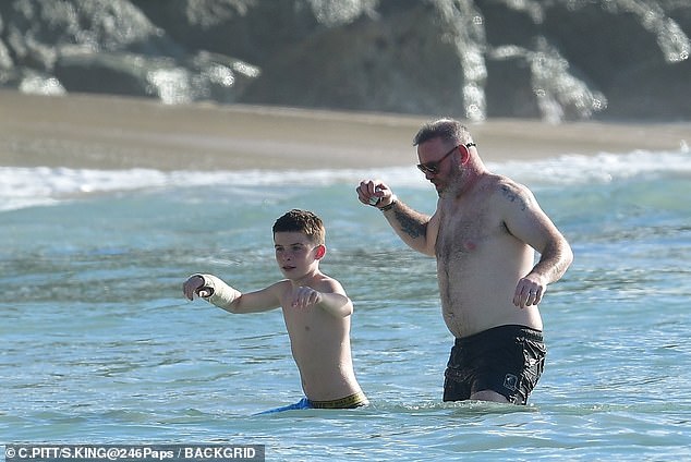 انتقلت العائلة إلى الجزيرة الكاريبية لقضاء إجازتها السنوية وتوجهت إلى الشاطئ في ليلة رأس السنة الجديدة