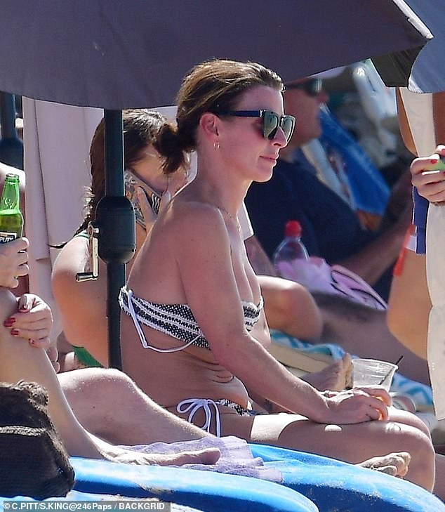 لقد استمتعت بالبيرة بينما كانت تشاهد أبنائها يقضون وقتًا ممتعًا في البحر