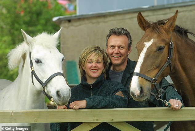 عملت سارة مع Battersea Cats and Dogs Home في لندن على مر السنين (في الصورة 2005)