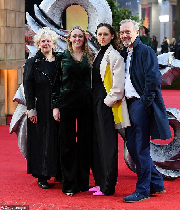 شاركت ابنتا نجمة بافي وممثلة حقوق الحيوان الراحلة إميلي، 37 عامًا، وديزي، 34 عامًا، الأخبار المحزنة عن وفاة أمهما 