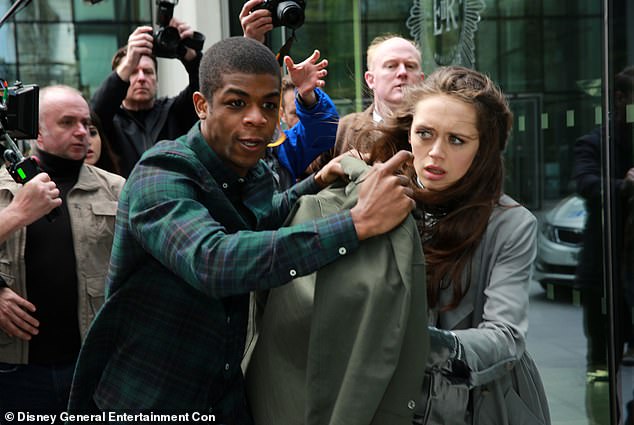 وفي الوقت نفسه، لعبت ابنتهما الأخرى ديزي دور غريس في المسلسل الدرامي الأمريكي الذنب (شوهد).