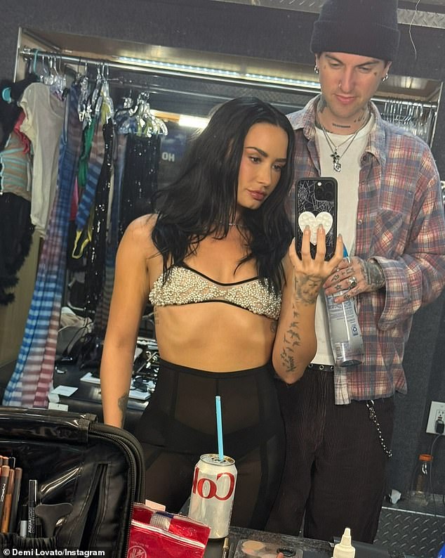 التقت لوفاتو في الأصل بالكندي البالغ من العمر 34 عامًا في عام 2022 أثناء تسجيل ألبومها الاستوديو الثامن Holy Fvck، وسيبدأ جولة Far from Dilworth التي تستمر 16 يومًا في 2 مايو في The Garage في غلاسكو، اسكتلندا.