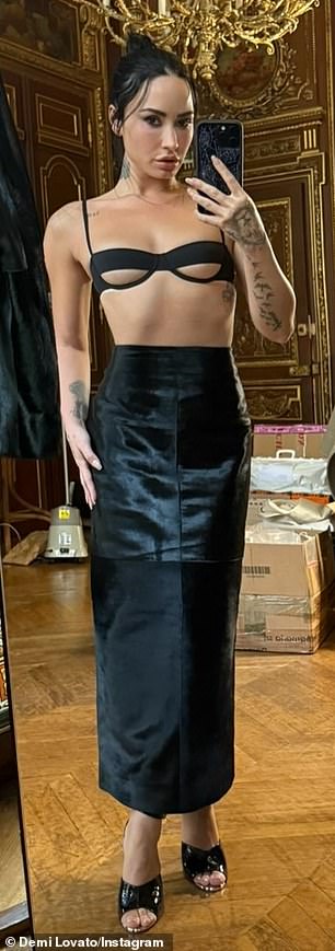 على مدار السنوات الخمس الماضية، غيرت لوفاتو جسدها من خلال التخلص من 50 رطلاً من وزنها، ويعتقد الكثيرون أنها فعلت ذلك عن طريق تناول عقار ناهض GLP-1 عصري مثل Ozempic.