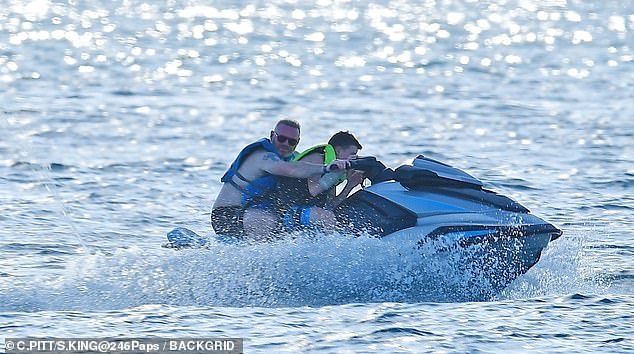 توجه واين إلى البحر مع كلاي على متن دراجة نارية