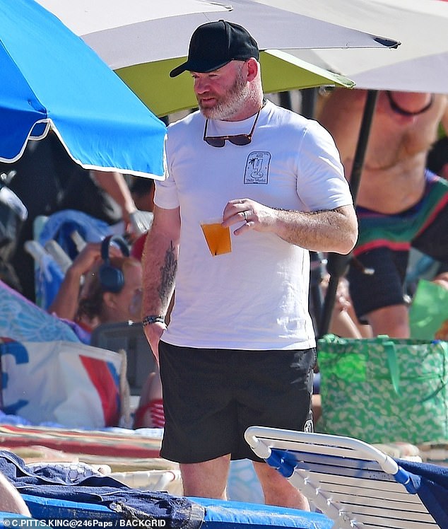 استمتع روني بالمشروبات المنعشة أثناء حديثه مع كولين