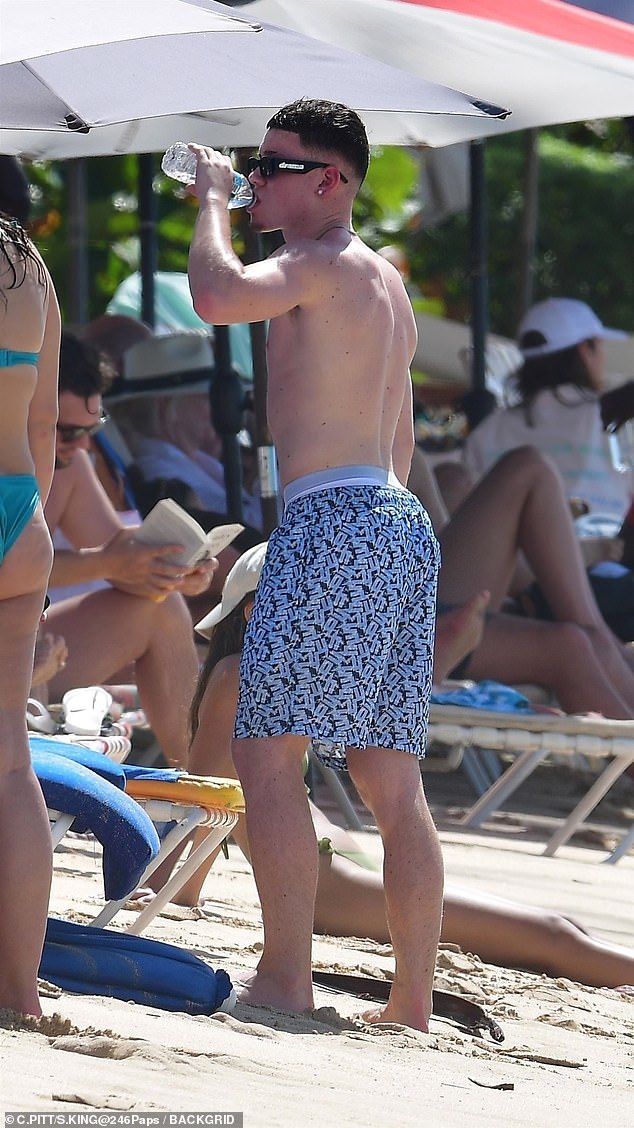 وبدا ابنهما الأكبر كاي، البالغ من العمر 16 عامًا، مرتاحًا