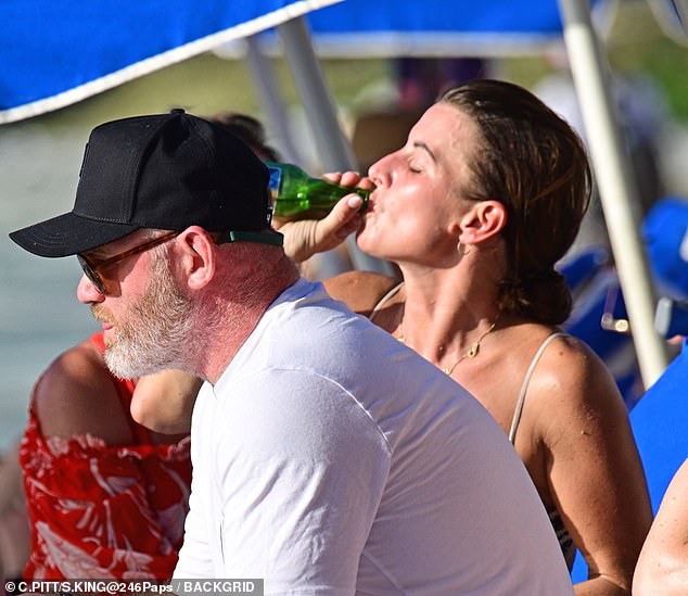 ركل كولين مع البيرة