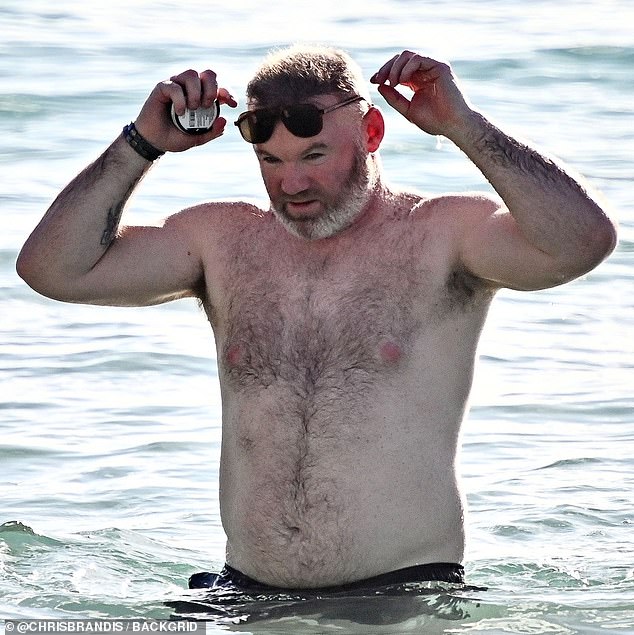 لعب واين لعبة الصيد مع أبنائه في الماء