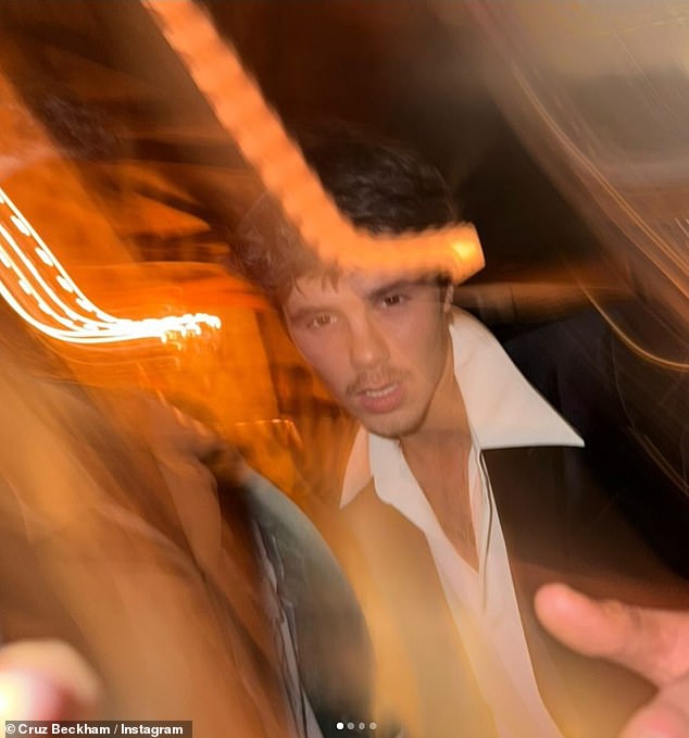 بدا كروز وكأنه كان ينسدل شعره في الحفلة