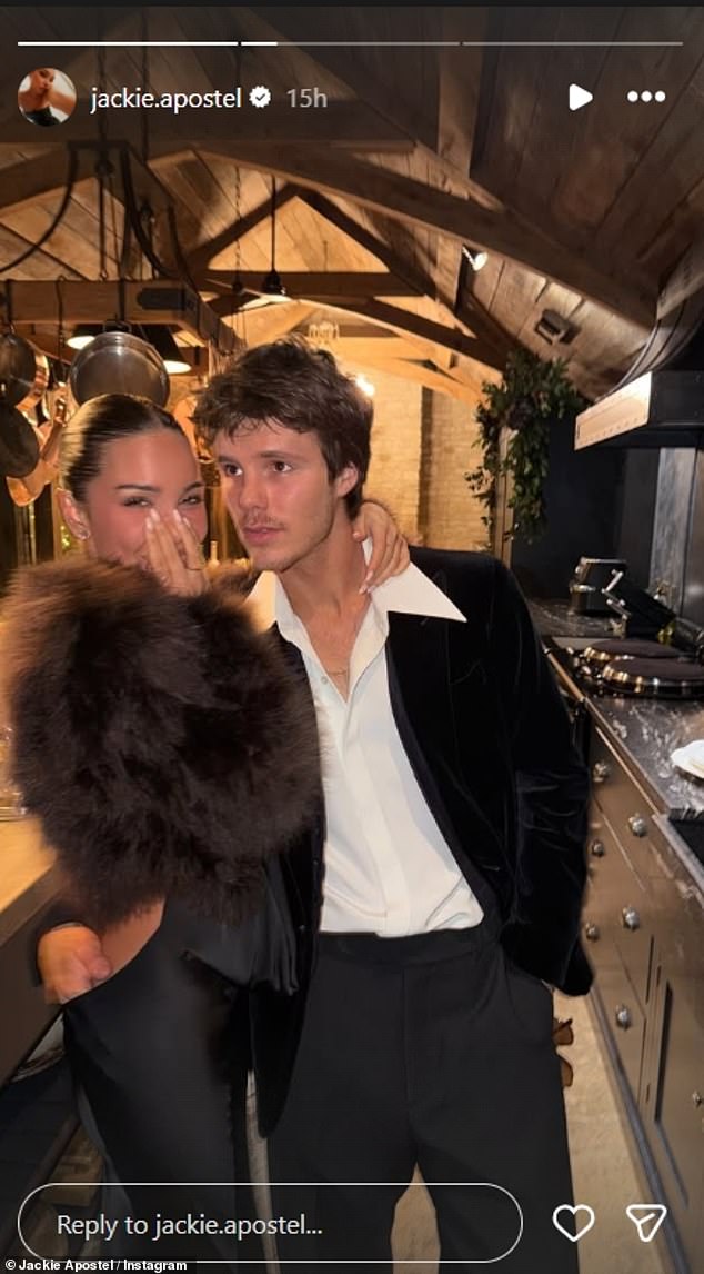 كما شارك ابنهما كروز، 20 عامًا، وصديقته جاكي أبوستيل، 29 عامًا، نظرة ثاقبة على الأمسية الساحرة.