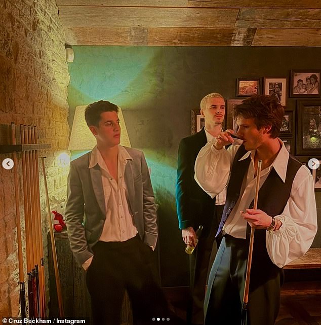 شارك الموسيقي الناشئ لقطة لنفسه وهو يستمتع بمشروب مع روميو، 23 عامًا، أثناء لعبهما السنوكر