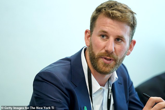 لم يشارك الزوجان علنًا أبدًا عندما بدأت علاقتهما الرومانسية، على الرغم من أن إستي أخبرت GQ في يونيو 2025 أنهما التقيا لأول مرة قبل بضع سنوات بعد أن تم تحديدهما في موعد أعمى من قبل صديق مشترك؛ (ليفين في 2022)