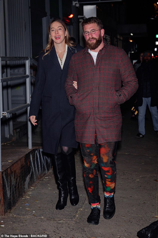 تزوج مغني الروك HAIM من رجل الأعمال التكنولوجي جوناثان ليفين في ليلة رأس السنة الجديدة (في الصورة حاييم وليفين في عام 2023)