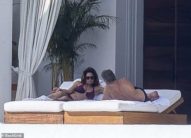 وانضمت إلى مواطني لوس أنجلوس والدتها عارضة الأزياء البالغة من العمر 59 عامًا (على اليسار) ووالدها راندي جربر (على اليمين)، اللذين استرخيا على أسرة خارجية