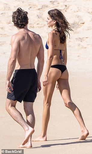 تباهت جربر بقوامها النحيف في بلوزة مثلثة من نوع Sommer Swim 'Lotta Indigo' بقيمة 79.20 دولارًا مع قيعان برازيلية سوداء