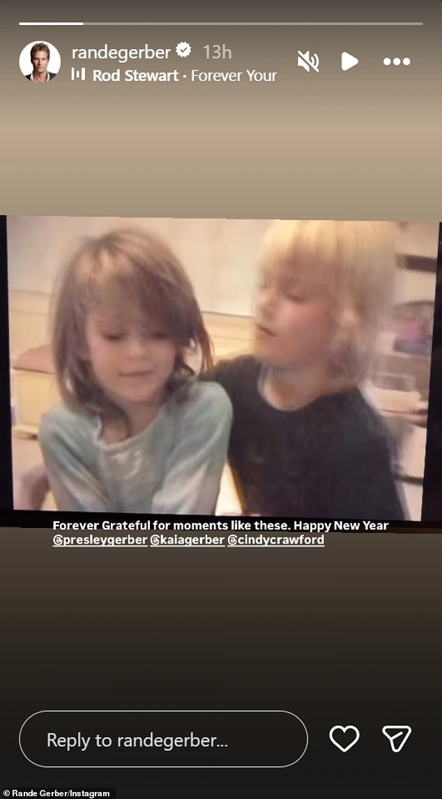 قام المؤسس المشارك لـCasamigos البالغ من العمر 63 عامًا بنشر منشور نادر على Instastory يضم مقطع فيديو لجربر وشقيقها بريسلي البالغ من العمر 26 عامًا وهما يرقصان عندما كانا أطفالًا، وعلق قائلاً: 