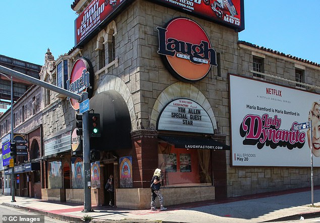 كان مولروني معروفًا باحتضانه لشغفه بالكوميديا، حيث كان يؤدي عروضه في أماكن شهيرة في هوليوود مثل The Laugh Factory وImprov وThe Comedy Store طوال مسيرته الترفيهية. مصنع الضحك الذي تم رؤيته أعلاه في Sunset Boulevard