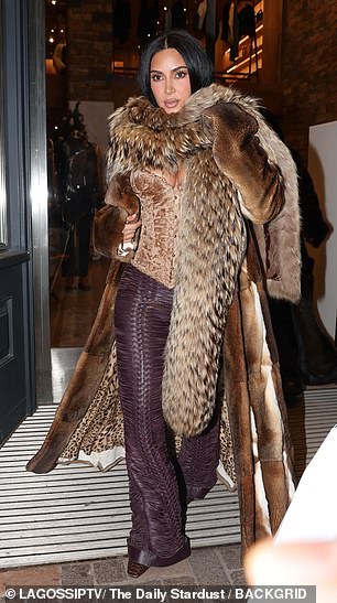 في رحلتها الشتوية إلى مدينة كولورادو للتزلج التي يرتادها المشاهير، ارتدت معطفًا طويلًا من الفرو مع بطانة بنمط الفهد ووشاحًا كبيرًا من الفرو يناسبها.