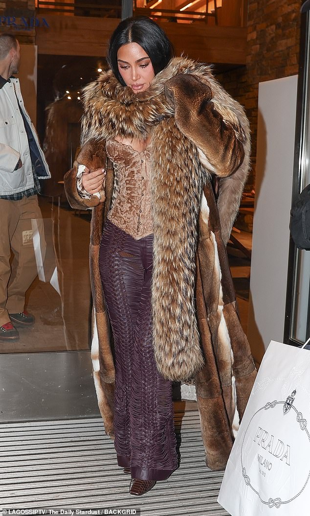 جذبت شخصية تلفزيون الواقع البالغة من العمر 45 عامًا الأنظار عندما خرجت مرتدية مشدًا مثيرًا من جلد الغزال مع بنطال جلدي أرجواني داكن في نزهاتها.