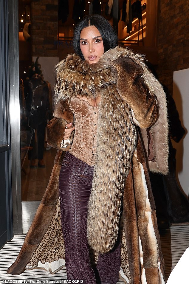 تركت مؤسسة SKIMS شعرها الأسود الطويل المنسدل في تسريحة شعر أنيقة ومستقيمة، وشوهدت وهي تقوم بتعديل وشاحها حول شعرها في وقت ما.