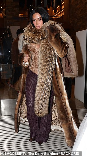 شوهدت نجمة كارداشيانز وهي تخرج من أحد المتاجر الفاخرة وهي ترتدي حذاءً جلديًا بني اللون ومزخرفًا بنقشة جلد التمساح، بجانب حراسها الشخصيين الذين يحملون حقائب التسوق الخاصة بها.