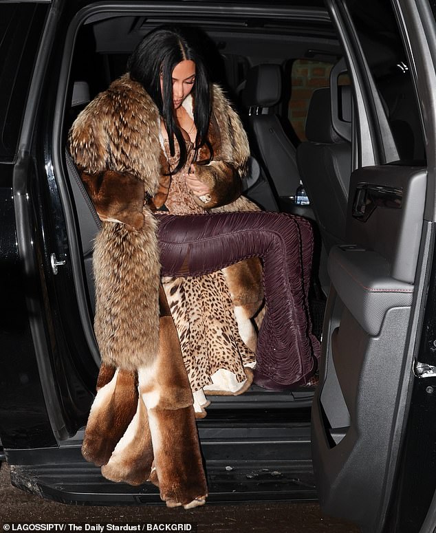 تأتي رحلة التسوق الدرامية والرائعة بعد وقت قصير من احتفالها بالعطلات مع أطفالها ولم شملها مع زوجها السابق أواخر الشهر الماضي