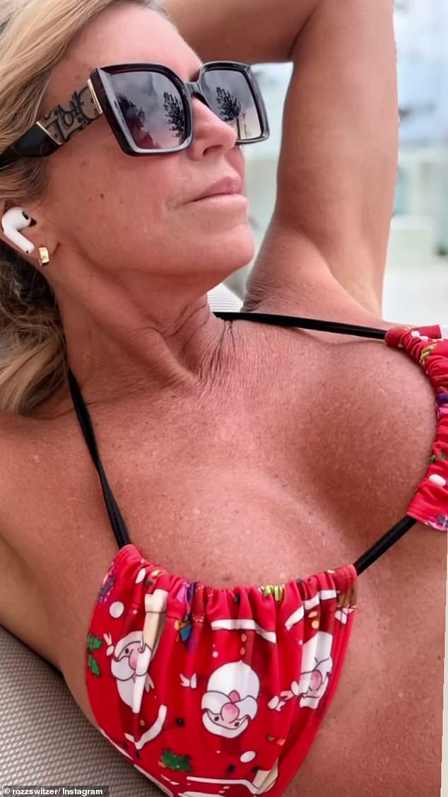 بدت مسترخية وواثقة أثناء تعرضها لأشعة الشمس، ابتسمت روز بمرح وهي تحرك الكاميرا لالتقاط كل زاوية من جسدها البرونزي للغاية