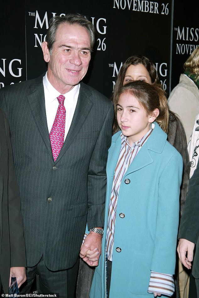 ظهرت فيكتوريا لأول مرة في التمثيل بدور صغير في فيلم والدها Men in Black II عام 2002. تم تصوير الأب وابنته في العرض الأول لفيلم The Missing عام 2003.