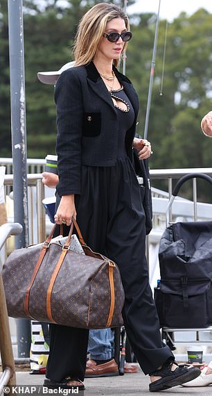 وبدت حريصة على السباحة أيضًا، حيث ارتدت ملابس سباحة ملفتة للنظر من قطعة واحدة تحت السترة الأنيقة. تتميز ملابس السباحة التي تبلغ قيمتها 695 دولارًا من دار أزياء فرنسية أخرى، Livy، بقصة متموجة فريدة من نوعها عند منطقة الصدر وخياطة سلسلة ذهبية مضفرة.