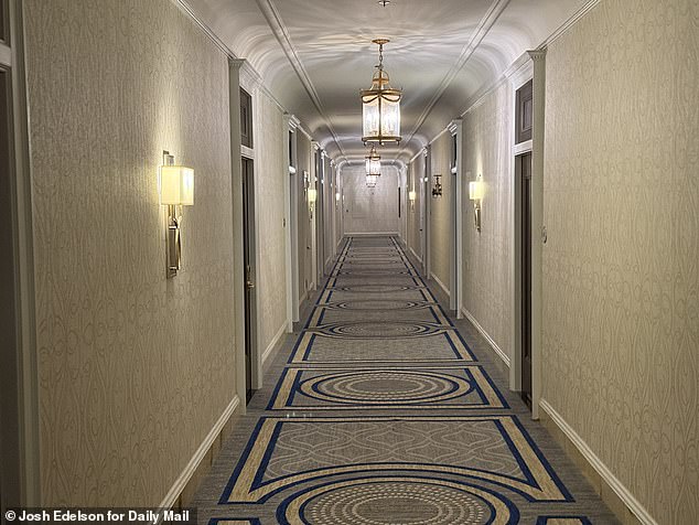 ممر داخل فندق فيرمونت في سان فرانسيسكو مساء الخميس. ولم تنجح محاولات إنعاش جونز وتم إعلان وفاتها دون نقلها إلى المستشفى