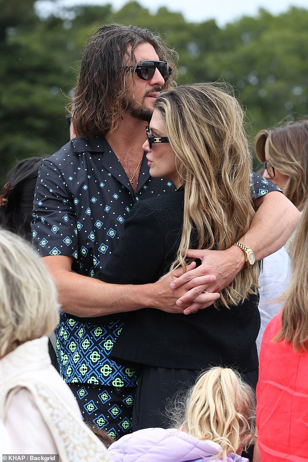 بدا العروسان سعيدين بوجودهما بصحبة بعضهما البعض، حيث أظهرا عرضًا محببًا أثناء احتضانهما بشكل رومانسي على سطح السفينة