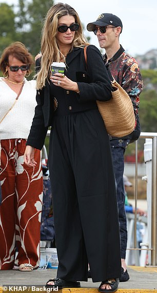 وبدت حريصة على السباحة أيضًا، حيث ارتدت ملابس سباحة ملفتة للنظر من قطعة واحدة تحت السترة الأنيقة. تتميز ملابس السباحة التي تبلغ قيمتها 695 دولارًا من دار أزياء فرنسية أخرى، Livy، بقصة متموجة فريدة من نوعها عند منطقة الصدر وخياطة سلسلة ذهبية مضفرة.