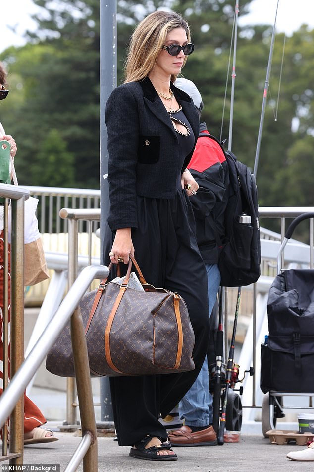 حافظت دلتا على طابع النوار مع بنطال فضفاض داكن اللون، في حين زينت الفرنسية قدميها بزوج من الصنادل الجلدية السوداء من شانيل بقيمة 2700 دولار.