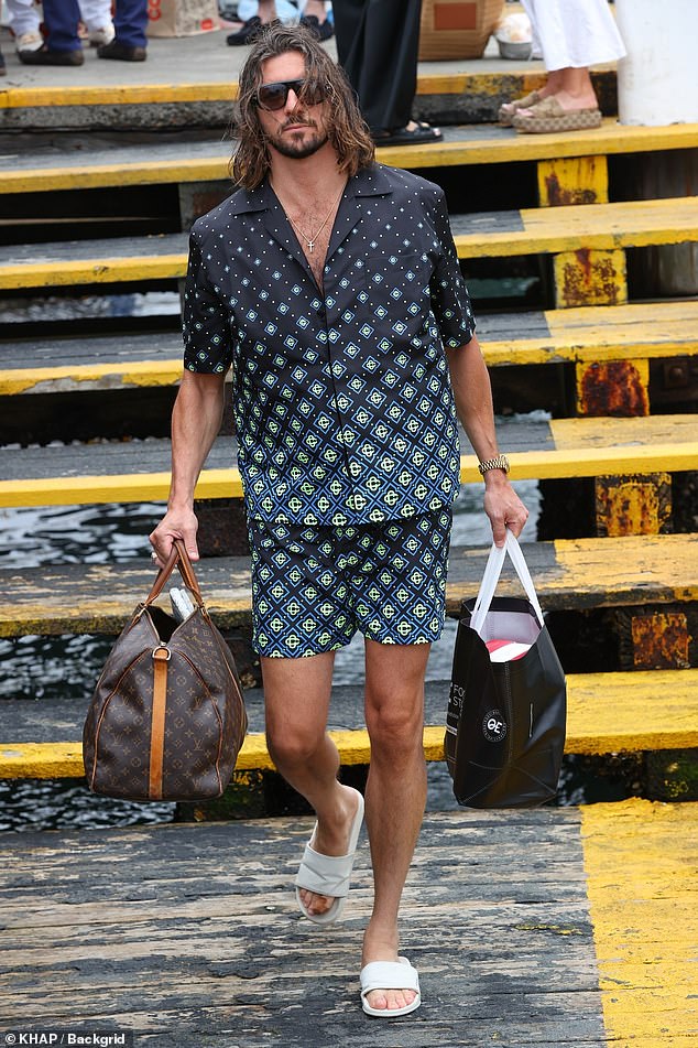 يتميز القميص بنمط هندسي فريد من نوعه، كما ارتدى زوجًا من السراويل القصيرة المتطابقة بقيمة 569 دولارًا. كان ماثيو يرتدي خصلات شعره الطويلة المبللة، ويرتدي نظارة شمسية سوداء من توم فورد