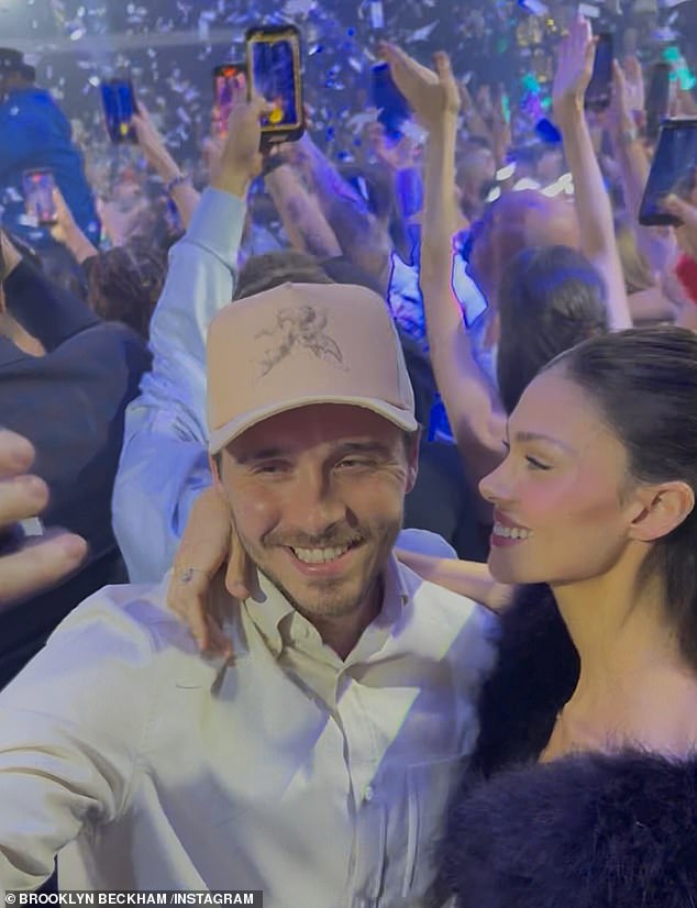 وبينما كان لاعب كرة القدم السابق ومصمم الأزياء المذهول ينشر صورًا لبروكلين على وسائل التواصل الاجتماعي، يبدو أن الشيف الناشئ تجاهل غصن الزيتون بينما كان يشاهد عرض 50 سنت