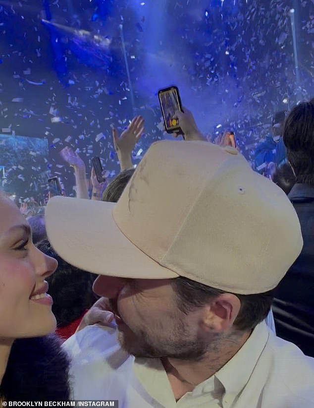 وبحسب ما ورد أعلن أن علاقته مع والديه المنفصلين عنهما 