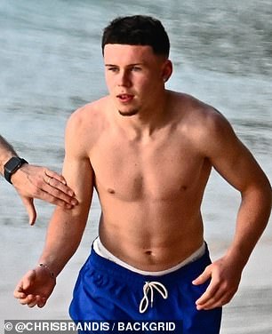 تم استدعاء المراهق، 16 عامًا، إلى تشكيلة النادي في وقت سابق من هذا الموسم، وعمره 15 عامًا، لكنه غاب عن الملاعب لعدة أشهر بعد تعرضه لإصابة.