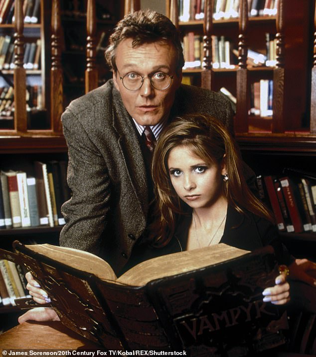 لقد كان تشجيع سارة هو الذي ساعده أخيرًا في الحصول على الأدوار الشهيرة لروبرت جايلز في فيلم Buffy The Vampire Slayer (في الصورة مع النجمة المشاركة كانت سارة ميشيل جيلار في عام 1997).