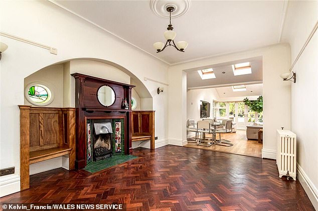 وقال أحد الجيران: 