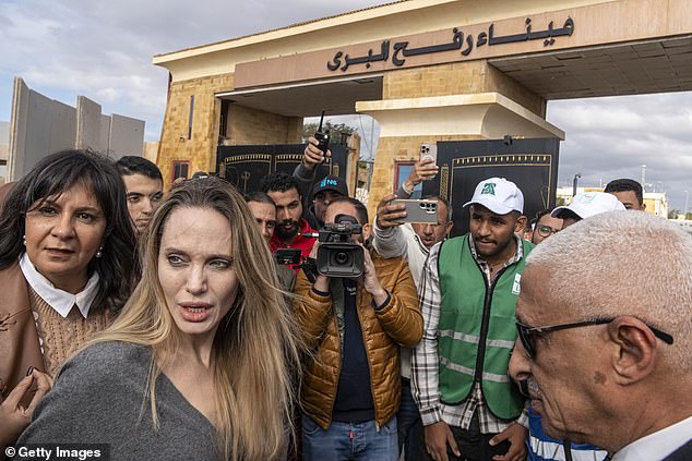 وسافرت إلى مصر يوم الجمعة لزيارة معبر رفح الذي يربط البلاد بغزة، وتحدثت مع أعضاء الهلال الأحمر وسائقي الشاحنات الذين ينقلون المساعدات الإنسانية.