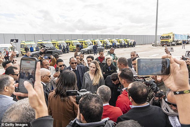 ووفقا لوسائل الإعلام المحلية، قامت جولي بالرحلة لزيارة الفلسطينيين المصابين الذين تم إجلاؤهم طبيا من غزة ونقلهم إلى مصر