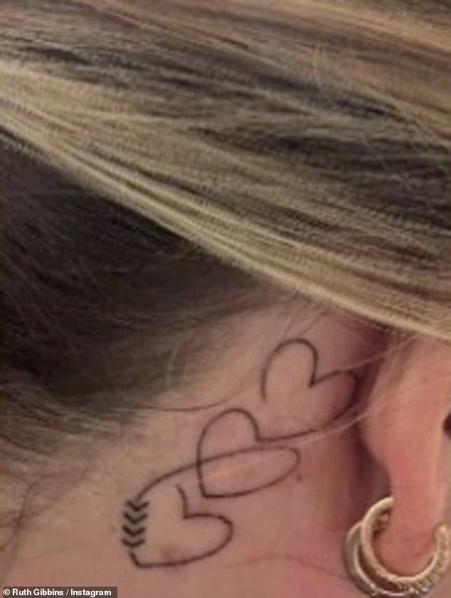 وأظهرت أيضًا وشمًا لثلاثة قلوب خلف أذنها مما يدل على نفسها وشقيقيها ليام وأختها نيكولا