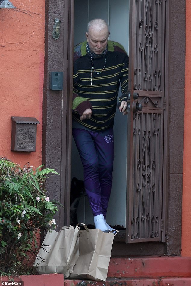 أمسك النجم الساقط بالبقالة في منزله في لوس أنجلوس