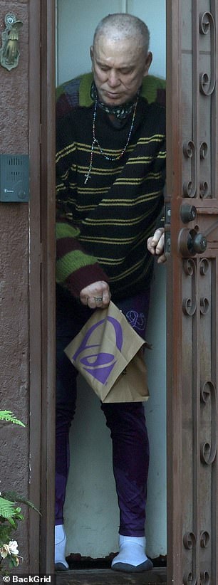 وفي رؤية نادرة للنجم، ظهر رورك لفترة وجيزة من منزله لالتقاط الطعام الذي وصل إلى عتبة بابه.