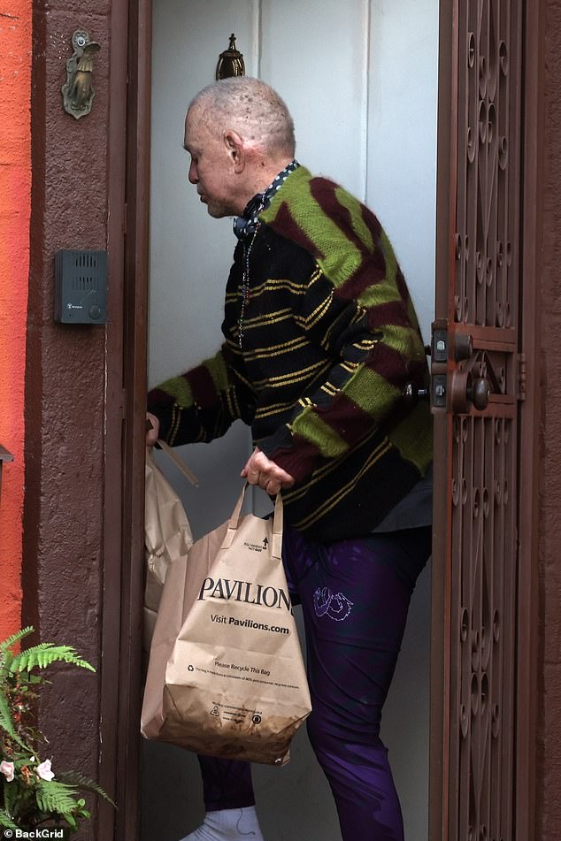 كان يرتدي سترة مخططة ومسبحة ولا يرتدي حذاءًا، وبدا رورك الضعيف حزينًا خلال نزهته العامة النادرة، وسط الاضطرابات المستمرة في حياته الشخصية.