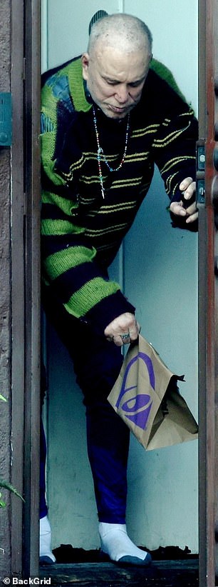 وفي رؤية نادرة للنجم، ظهر رورك لفترة وجيزة من منزله لالتقاط الطعام الذي تم توصيله إلى عتبة بابه.