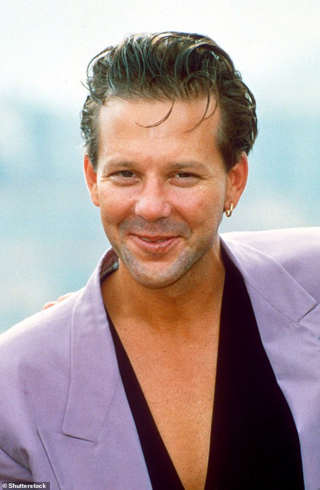 كان ميكي بعيدًا كل البعد عن الصورة الرائعة التي زرعها في ذروة شبابه؛ الصورة عام 1989