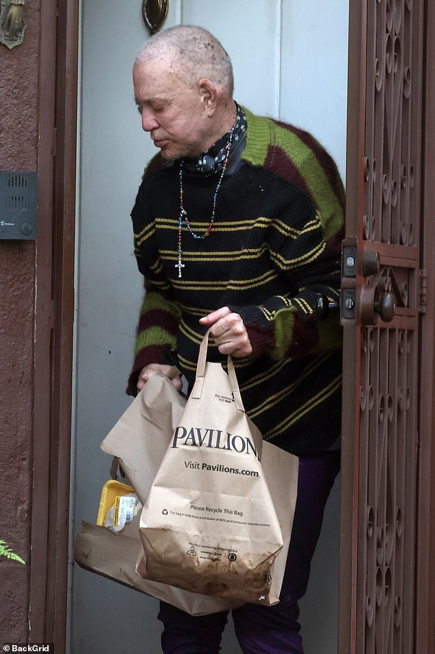 وبدا رورك، الذي خضع للعديد من العمليات الجراحية التجميلية، ضعيفًا عند خروجه