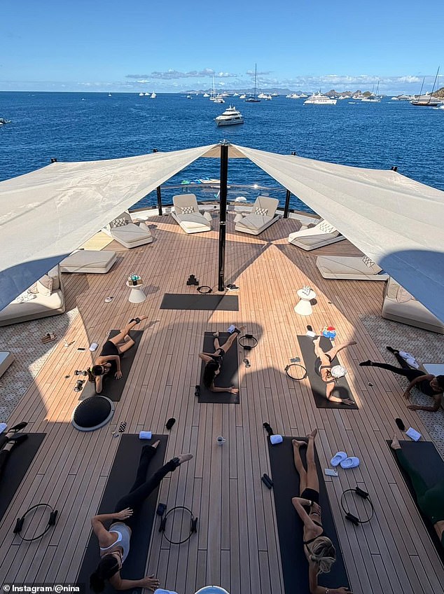 استمتعت المجموعة بجلسة بيلاتيس على مقدمة اليخت تحت ظلال الشراع